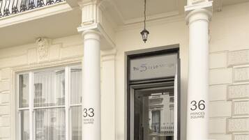 Vista frontal de la propiedad