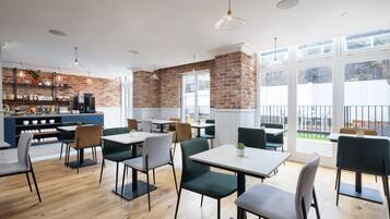 Desayuno continental (GBP 17.00 por persona)