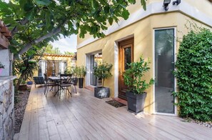Outdoor dining - Small warm house near the sea (La Garde)