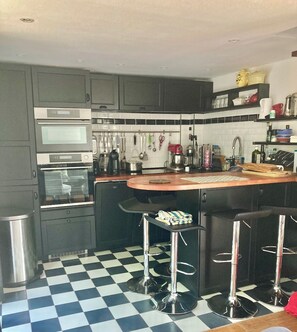 Private kitchen - Small warm house near the sea (La Garde)