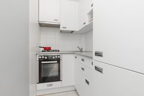 Hervidor eléctrico, utensilios de cocina y mesa de comedor