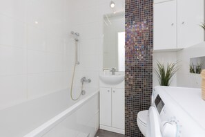 Towels, soap, shampoo - Studio Wojska Polskiego by Renters (Warsaw)