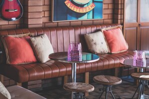 Dining - Vibin' Fun House 400meters (5 min walk) to D'Albora Marinas.
Outdoor Spa
 (Nelson Bay)