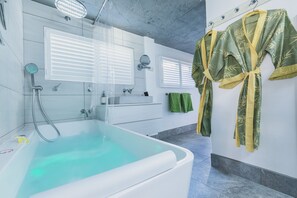 Combined shower/bathtub, jetted bath, hair dryer, towels