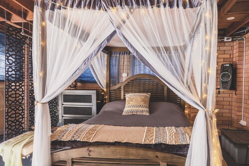 Vibin' Fun House 400meters (5 min walk) to D'Albora Marinas.
Outdoor Spa
