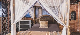 Vibin' Fun House 400meters (5 min walk) to D'Albora Marinas.
Outdoor Spa
