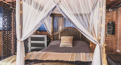 Vibin' Fun House 400meters (5 min walk) to D'Albora Marinas.
Outdoor Spa