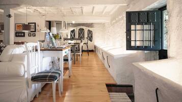 6 dormitorios, tabla de planchar con plancha, cuna de viaje