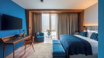 Dundyner, senger med overmadrass, minibar og safe på rommet