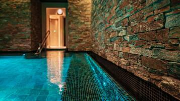 6 indoor pools, 5 outdoor pools, open 8:00 AM to 10:00 PM, sun loungers