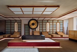 Salas de tratamiento para parejas, un sauna, una bañera de hidromasaje