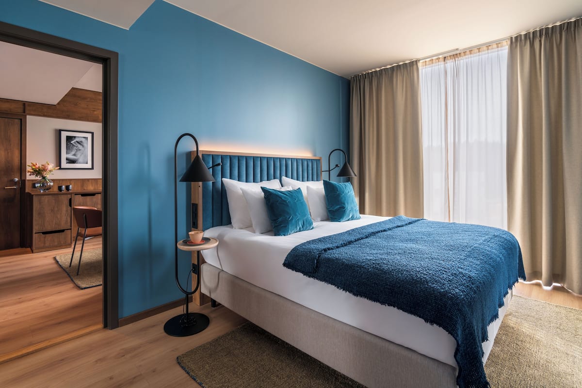 1 habitación, cubrecamas, colchones con pillow-top y minibar