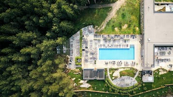 6 indoor pools, 5 outdoor pools, open 8:00 AM to 10:00 PM, sun loungers