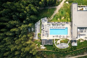 6 Innenpools, 5 Außenpools, Liegestühle