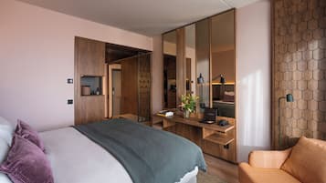 Un dormitorio moderno con una cama, un escritorio y una silla.