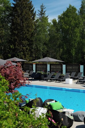 6 innendørsbassenger, 5 utendørsbassenger og solsenger