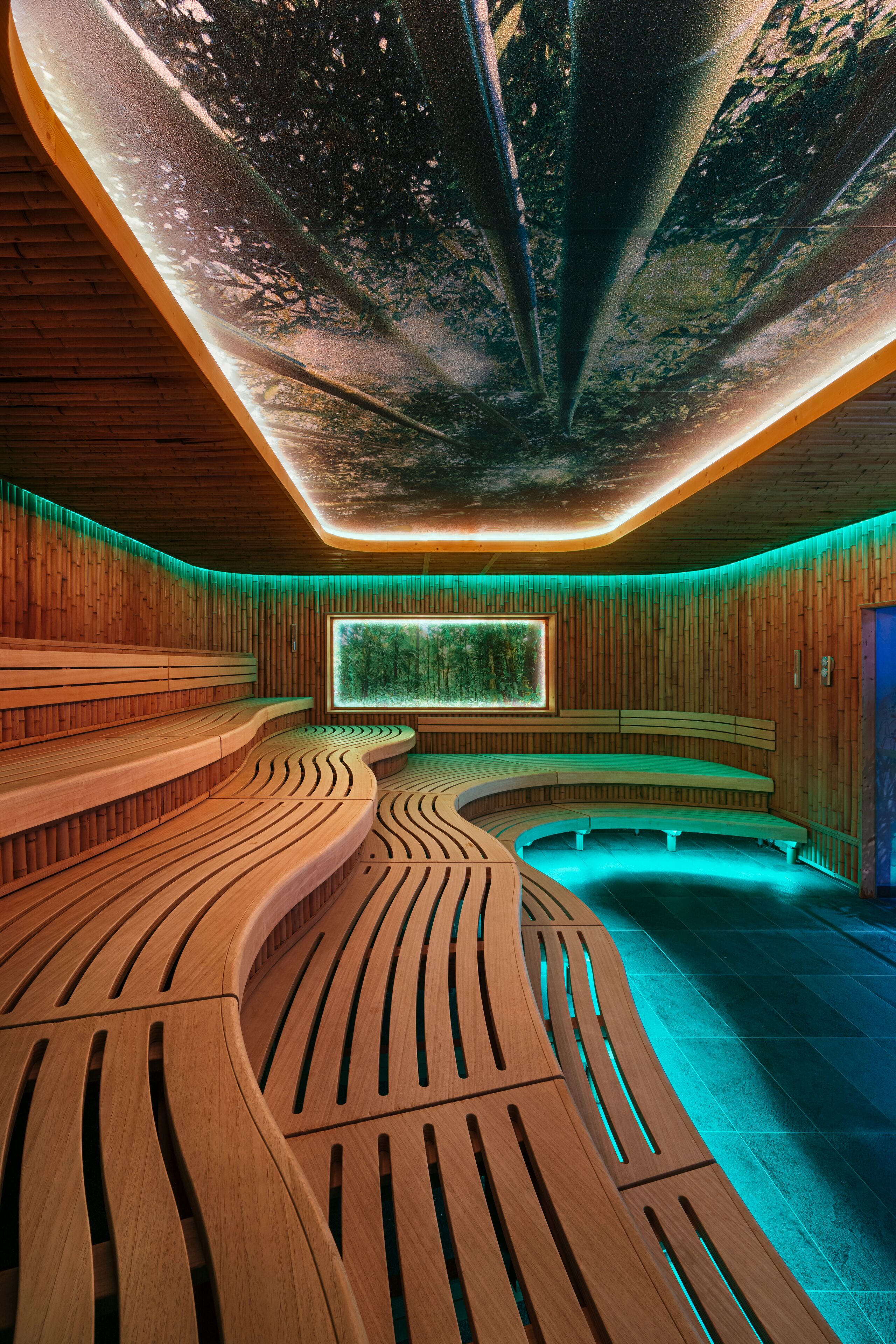 Salas de tratamiento para parejas, un sauna, una bañera de hidromasaje