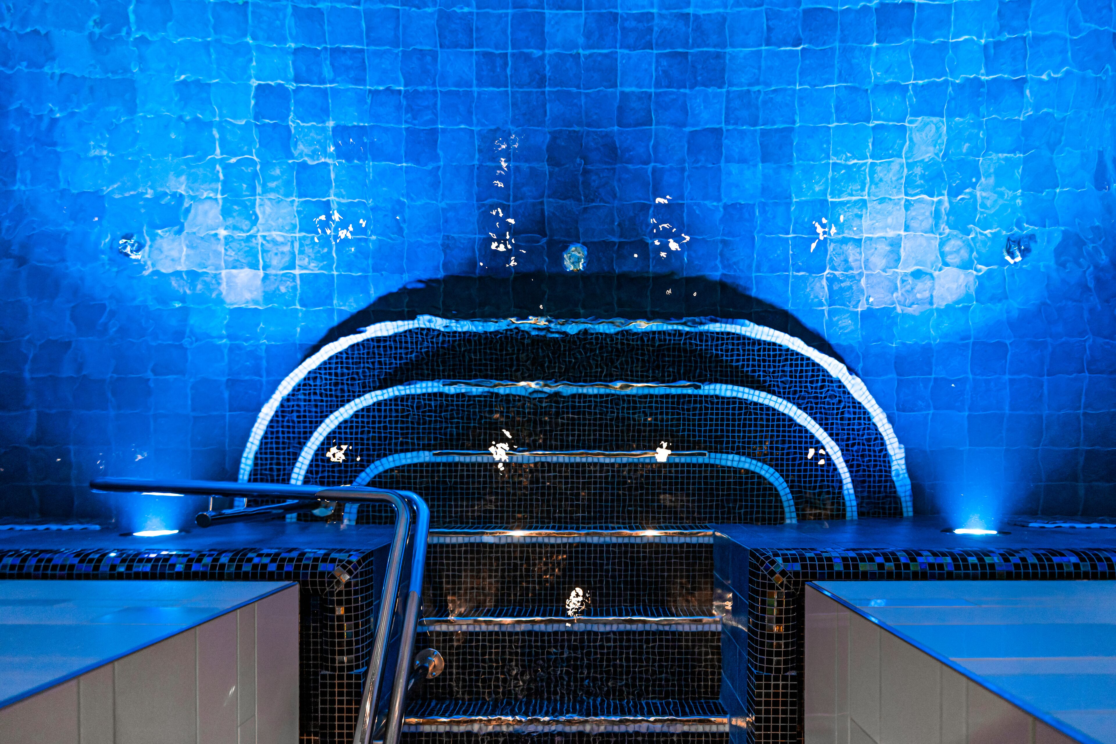 Salas de tratamiento para parejas, un sauna, una bañera de hidromasaje