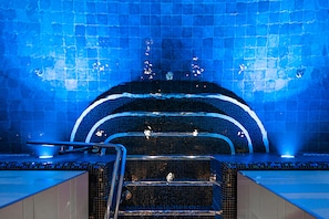 Behandelingskamers voor koppels, een sauna, een bubbelbad, een stoombad