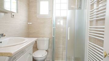 Douche, sĂšche-cheveux, serviettes fournies, savon