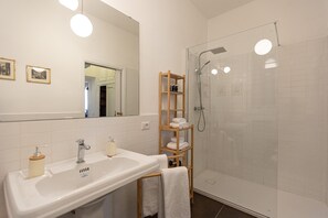 Dusche, Haartrockner, Bidet, Handtücher