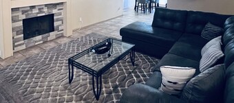 Pool home in Phoenix Retreat close to everything!