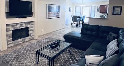 Pool home in Phoenix Retreat close to everything!