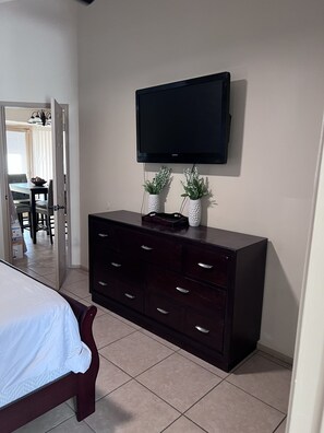 3 bedrooms, desk, iron/ironing board, free WiFi