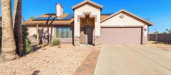 Pool home in Phoenix Retreat close to everything!