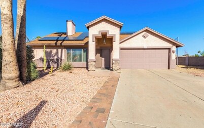 Pool home in Phoenix Retreat close to everything!