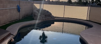 Pool home in Phoenix Retreat close to everything!