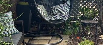Salty Crew villa , Central spot , Pet friendly ,private garden oasis secure yard