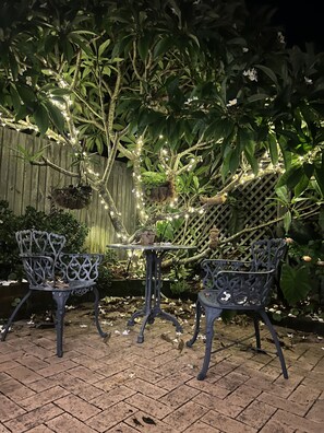 Outdoor dining - Salty Crew villa , Central spot , Pet friendly ,private garden oasis secure yard (Hawks Nest)