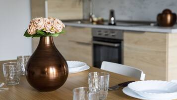 Fridge, oven, cookware/dishes/utensils, dining tables