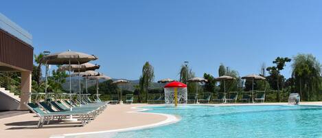 Una piscina al aire libre