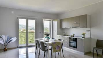 Frigorifero, forno, piano cottura, macchina per tè/caffè