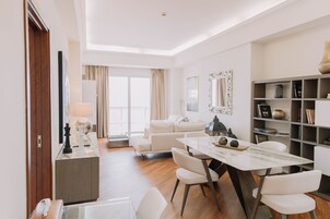 Executive Suite | Hypo-allergenic bedding, down comforters, minibar, in-room safe