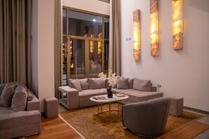 Televisi layar datar 42-inci dengan saluran TV digital, TV, dan kantor