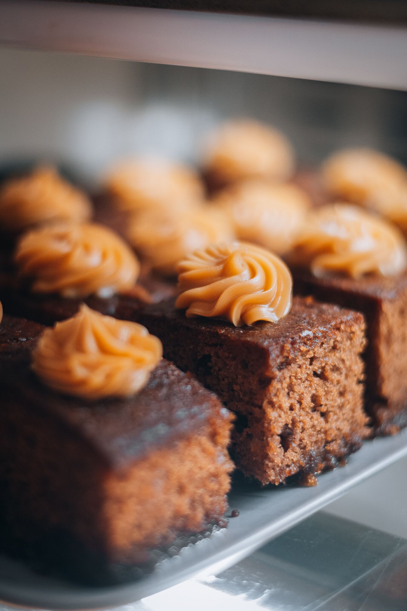 Un vassoio di brownies con glassa al caramello.