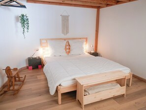 2 soverom, skrivebord, strykejern/-brett og reiseseng for barn