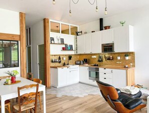 Kjøleskap, mikrobølgeovn, ovn og kokeplater