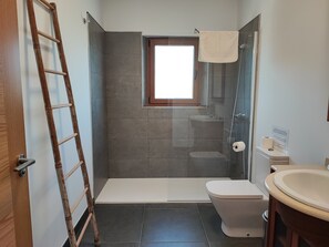 A bathroom with a shower, toilet, and sink. - Villa Las Adelfas with beautiful view ,HEATED POOL, 6 Pers, WIFI,BBQ,terraces (Benamargosa)