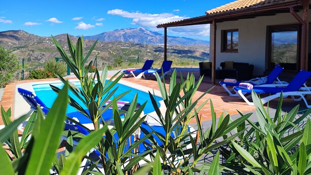 A pool area with lounge chairs and a view of mountains. - Villa Las Adelfas with beautiful view ,HEATED POOL, 6 Pers, WIFI,BBQ,terraces (Benamargosa)