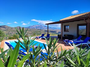 A pool area with lounge chairs and a view of mountains. - Villa Las Adelfas with beautiful view ,HEATED POOL, 6 Pers, WIFI,BBQ,terraces (Benamargosa)