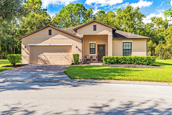 Front of property -  A-POP of Sunshine  (Davenport)