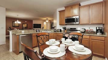 Rumah | Dapur pribadi | Lemari es besar, microwave, oven, dan kompor