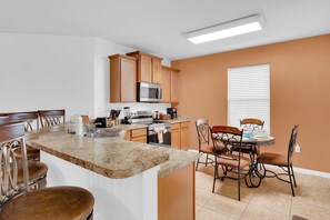 Full-sized fridge, microwave, oven, stovetop