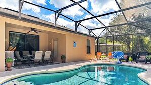 Outdoor pool, pool umbrellas, sun loungers -  A-POP of Sunshine  (Davenport)