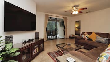 Smart TV 55-inci dengan saluran TV digital dan foosball