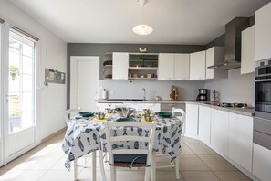 Fridge, microwave, dishwasher, coffee/tea maker